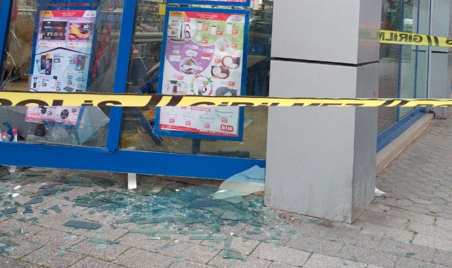 Ataşehir’de kontrolden çıkan araç markete girdi: 1 yaralı