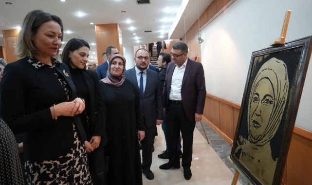 Atık kartonlardan sanat yapıyor