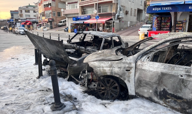 Avcılar’da yanan taksi park halindeki otomobile çarptı