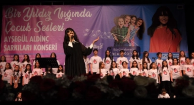 Ayşegül Aldinç, Çocuk Korosu ile birlikte kendi şarkılarını söyledi