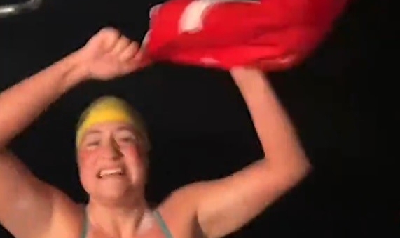 Aysu Türkoğlu, Cook Boğazı’nı 7 saatte geçti