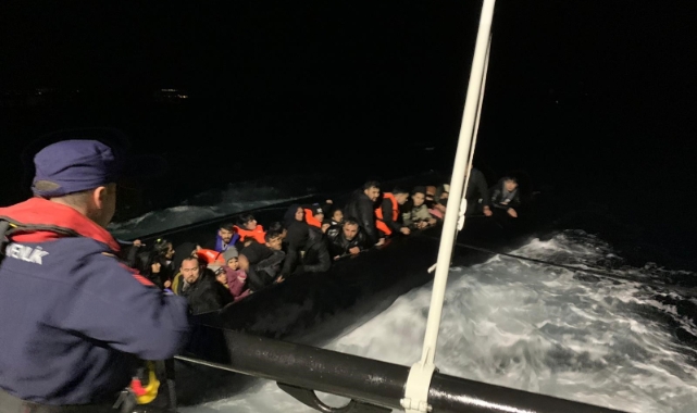Ayvalık açıklarında 54 düzensiz göçmen yakalandı