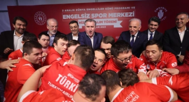 Bakan Bak, down sendromlu milli sporculara başarılar diledi