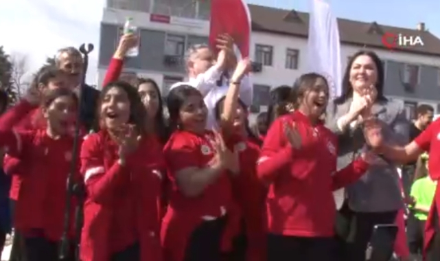 Bakan Bak roman havası oynadı