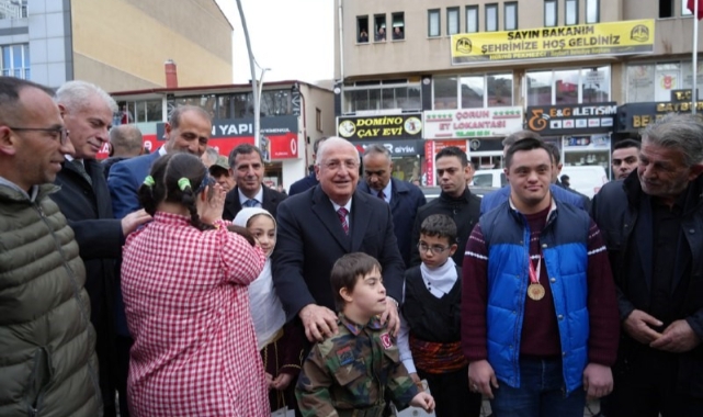Bakan Güler’i down sendromlu çocuklar karşıladı