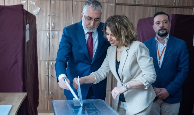 Bakan Işıkhan eşi ile oy kullandı