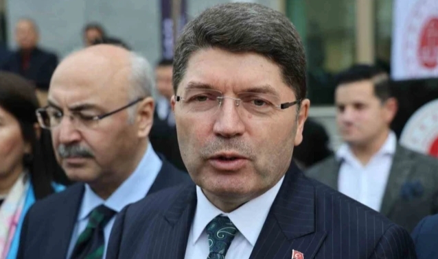 Bakan Tunç’a Adalet Bakanlığı logosu hediye edildi