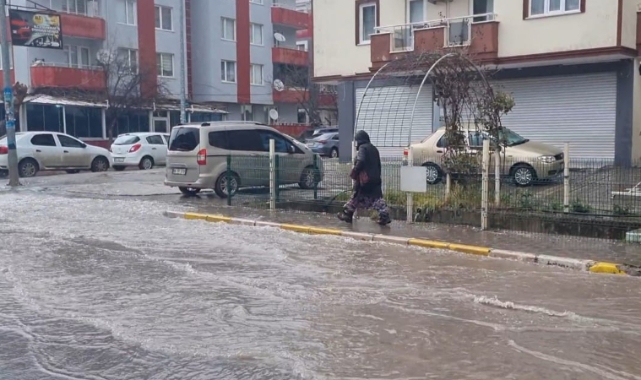 Balıkesir'de sağanak yağış hayatı felç etti