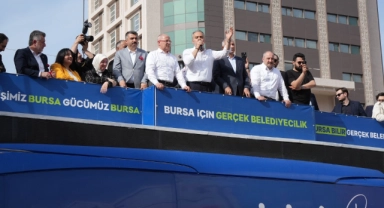 Başkan Aktaş ve milletvekilleri vatandaşlara karanfil dağıttılar