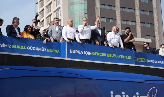 Başkan Aktaş ve milletvekilleri vatandaşlara karanfil dağıttılar