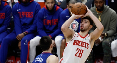 Basketbolcu Şengün sahadan tekerlekli sandalye ile ayrıldı