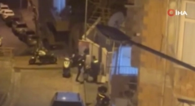 Bekçiler engelli vatandaşı evin kapısına kadar götürdü