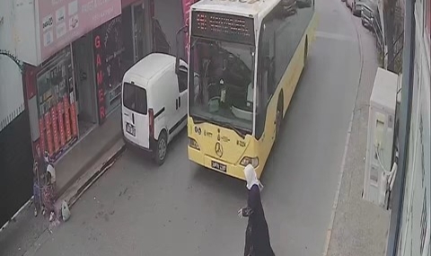 Beykoz'da yaşlı kadına otobüs çarptı!