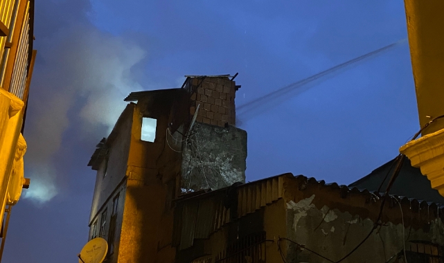 Beyoğlu'nda 3 katlı bina alev alev yandı