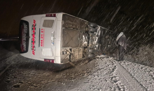 Bingöl'de yolcu otobüsü devrildi!