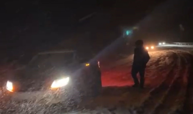 Bitlis’te yoğun kar yağışı nedeniyle araçlar mahsur kaldı