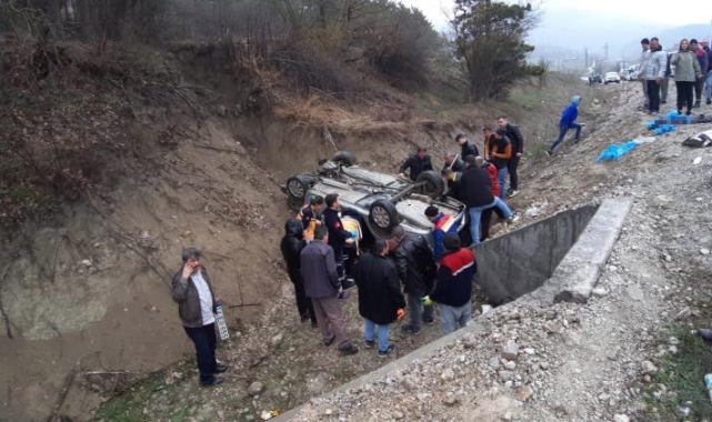 Bolu'da şarampole uçan otomobil ters döndü
