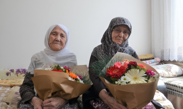 Bursa'da 102 yaşındaki hastaya ve kızına ziyaret