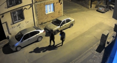 Bursa'da araç lastiğine bıçak saplayan şahıs kamerada