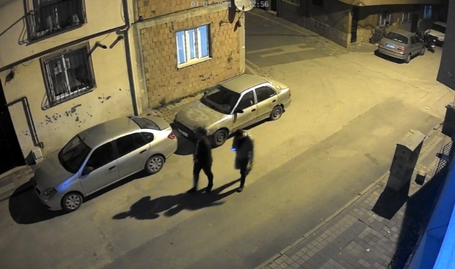 Bursa'da araç lastiğine bıçak saplayan şahıs kamerada