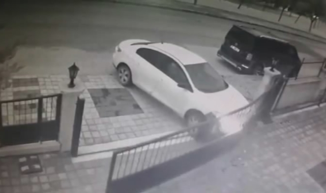Bursa'da bir araç sitenin girişine çarpıp kaçtı