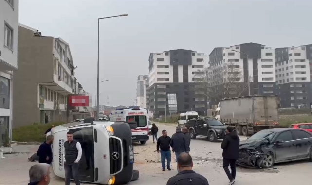 Bursa'da faciadan dönüldü! Servis minibüsü ile otomobil çarpıştı