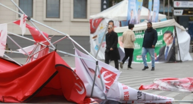 Bursa’da fırtına parti stantlarını yıktı geçti