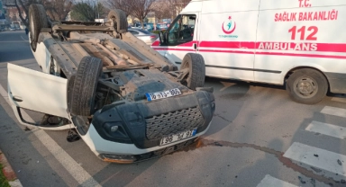 Bursa'da iki araç çarpıştı! Araç ters takla attı