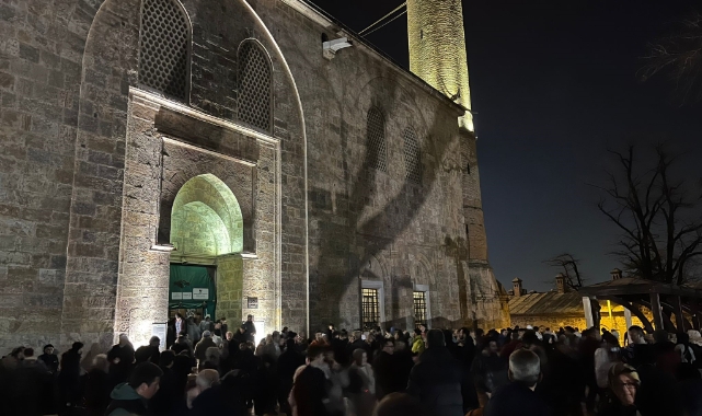 Bursa'da ilk teravih namazı kılındı, tarihi camiye binlerce kişi akın etti