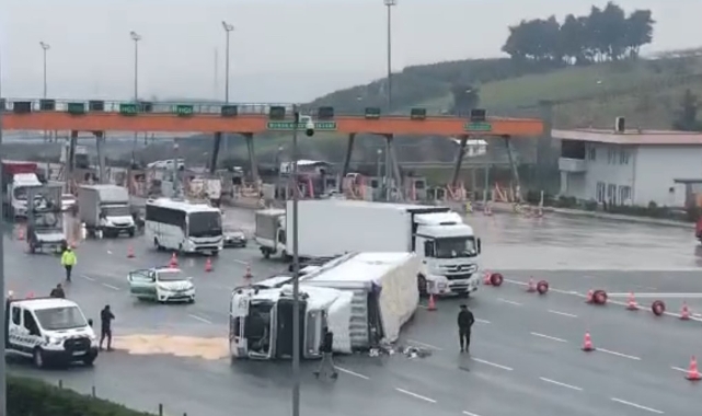 Bursa'da kontrolden çıkan TIR devrildi