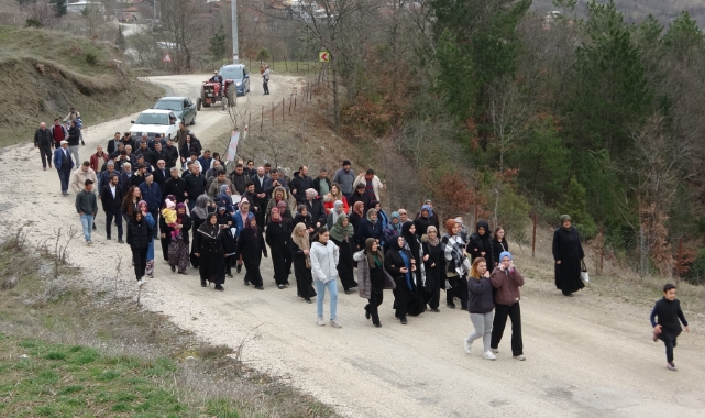 Bursa'da mahkeme kararını duyan köylülerden kutlama