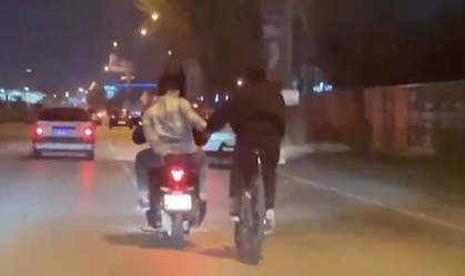 Bursa'da motosiklet ile bisikleti çekti