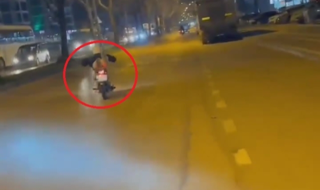 Bursa'da motosikleti yatarak kullandı!