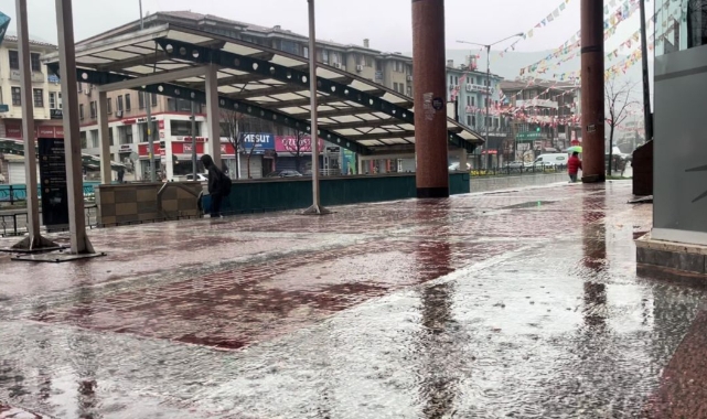 Bursa’da şiddetli yağmur hayatı olumsuz etkiledi