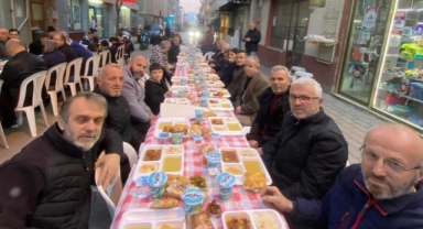 Bursalı gençlerden bin kişilik iftar