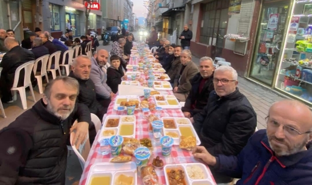 Bursalı gençlerden bin kişilik iftar