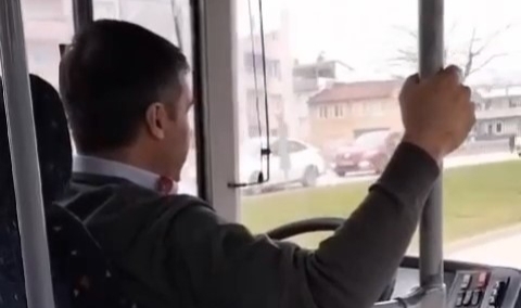 Bursalı otobüs şoföründen kadınlara anlamlı mesaj!