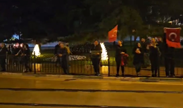 Bursalılar kutlamalara başladı! Yüzlerce vatandaş sokağa döküldü
