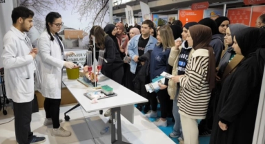 BUÜ standına ziyaretçi akını