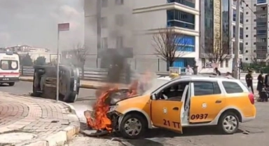 Çarpışan iki araçtan biri alev alev yandı