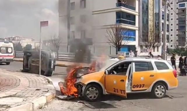 Çarpışan iki araçtan biri alev alev yandı