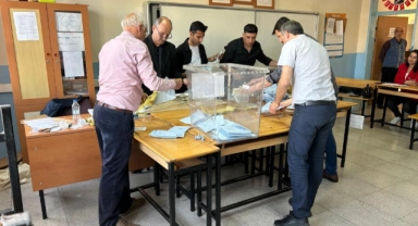 Cemil Tugay oy kullandığı sandıktan 1’inci çıktı