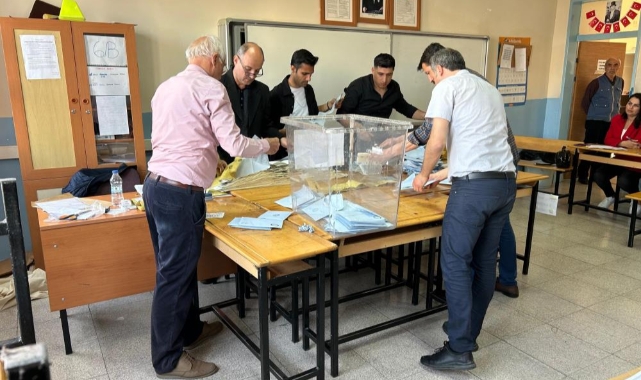 Cemil Tugay oy kullandığı sandıktan 1’inci çıktı