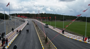 Çorum'da şehitlik caddesi bayraklarla donatıldı