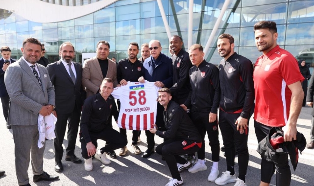 Cumhurbaşkanı Erdoğan’a özel Sivasspor forması