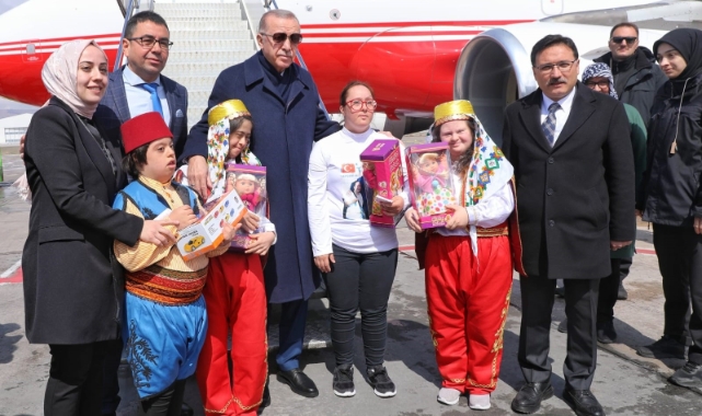 Cumhurbaşkanı Erdoğan'ı Down sendromlu öğrenciler karşıladı
