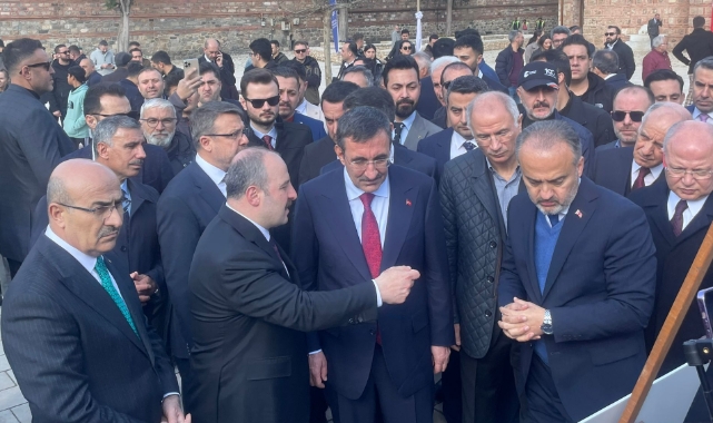 Cumhurbaşkanı Yardımcısı Cevdet Yılmaz'a yoğun ilgi
