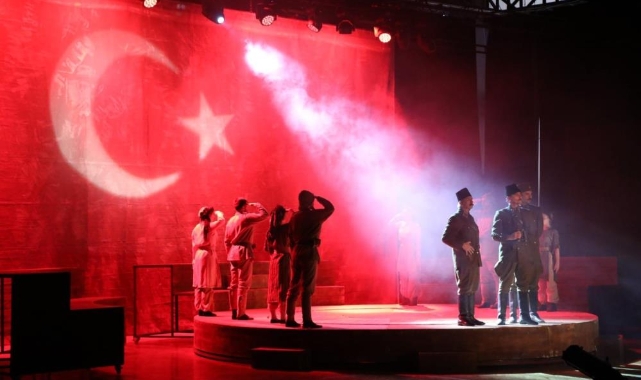 ‘Cumhuriyete Doğru’ tiyatro oyunu Erzincan’da sahnelendi