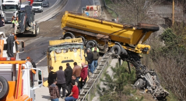 D-650'de feci kaza! Bariyerlerde asılı kaldı