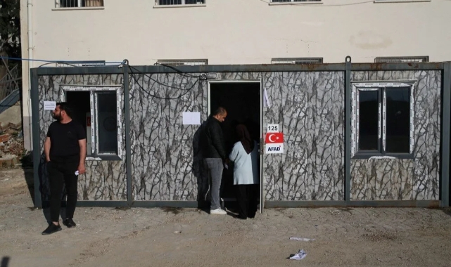 Deprem bölgesinde vatandaşlar sandık başında